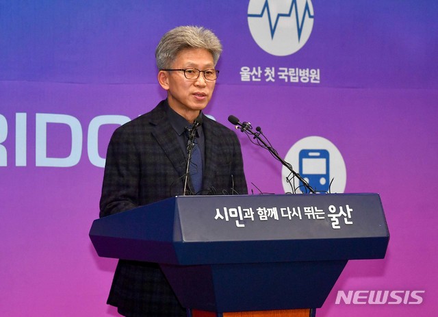 [서울=뉴시스]송병기 울산시 경제부시장이 지난 5일 울산시청 프레스센터에서 김기현 전 울산시장 측근 비리 제보와 관련한 입장을 밝히고 있다. (사진=경상일보 제공) 2019.12.05. photo@newsis.com