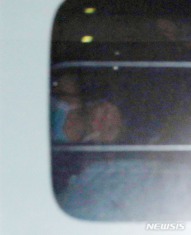 [서울=뉴시스] 김진아 기자 = 박근혜 전 대통령이 치료를 마치고 5일 오후 서울 서초구 서울성모병원에서 퇴원해 구치소로 이동하고 있다. 2019.12.05. bluesoda@newsis.com