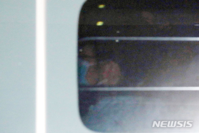 [서울=뉴시스] 김진아 기자 = 박근혜 전 대통령이 치료를 마치고 5일 오후 서울 서초구 서울성모병원에서 퇴원해 구치소로 이동하고 있다. 2019.12.05. bluesoda@newsis.com