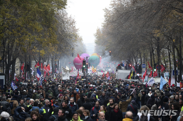 [파리=AP/뉴시스]5일(현지시간) 프랑스 수도 파리에서 연금개혁 반대 시위자들이 행진하고 있다. 이날 수천 명이 참석한 대규모 시위로 에펠탑과 초고속 열차 등이 운영을 중단했다. 2019.12.6.