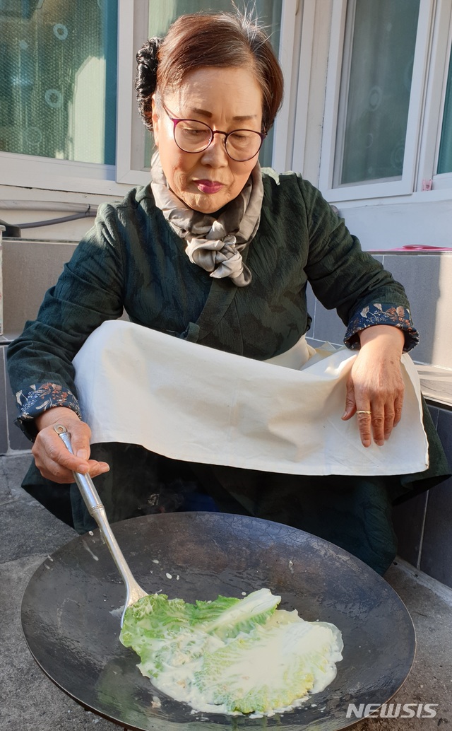  [안동=뉴시스] 김진호 기자 = 요리연구가 권영숙(72·안동)씨가 전통방식으로 가마솥 뚜껑을 이용해 배추전을 부치고 있다. 푸른 배추잎으로 부쳐야 식감이 더 좋다. 2019.12.06 kjh9326@newsis.com