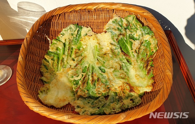  [안동=뉴시스] 김진호 기자 = 푸른 배추잎으로 부친 안동 배추전. 2019.12.06 kjh9326@newsis.com
