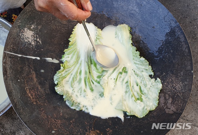  [안동=뉴시스] 김진호 기자 = 배추전 반죽은 떨어뜨리면 '주르륵' 흐를 정도로 묽어야 한다. 그래야 구워 놓으면 배추와 반죽이 떨어지지 않고 배추의 온전한 식감도 그대로 살릴 수 있다. 2019.12.06 kjh9326@newsis.com