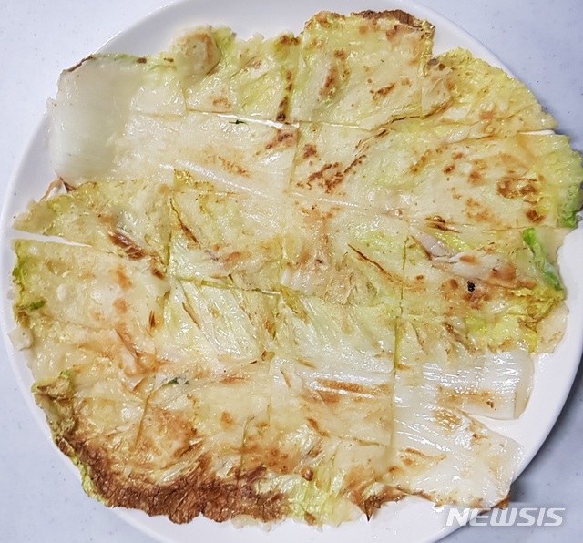  [안동=뉴시스] 김진호 기자 = 노란 배추 속으로 부친 안동 배추전. 2019.12.06 kjh9326@newsis.com