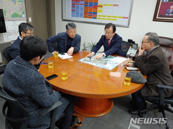 [하남=뉴시스] 문영일 기자=이현재 의원(경기 하남)은 지난 5일 국회 의원회관에서 최기주 대도시권광역교통위원회 위원장을 만나 GTX-D 노선 하남 연장 필요성 등 하남시 도로관련 현안의 반영을 요청했다고 6일 밝혔다. 2019.12.06. (사진=이현재 의원실 제공)photo@newsis.com