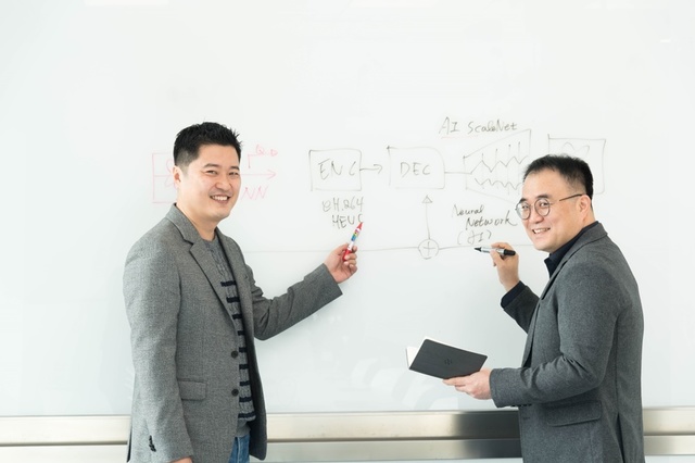 [서울=뉴시스]'AI 스케일넷' 기술을 최초로 제안하고 개발한 삼성전자 세트부문 선행 연구개발 조직 삼성리서치 비주얼 테크놀로지 팀 박영오(왼쪽) 연구원, 최광표 연구원. 사진 삼성전자