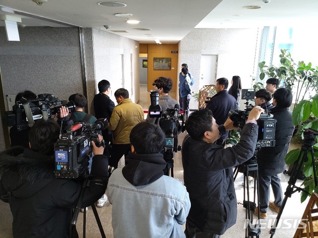 [울산=뉴시스] 박수지 기자 = 6일 오전 8시 50분께 서울중앙지검 공공수사2부 수사관들이 울산시청 8층 송 부시장실에서 압수수색을 단행한 가운데 취재진들이 집무실 앞에서 대기하고 있다.2019.12.06. parksj@newsis.com