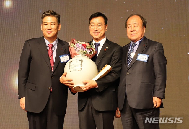 [제주=뉴시스]배상철 기자 = 더불어민주당 위성곤 의원(가운데)이 5일 소상공인연합회 주최로 서울 63스퀘어 그랜드볼룸에서 열린 ‘2019 초정대상 및 목민감사패 시상식’에서 ‘초정대상’을 받았다. (사진=위성곤 의원실 제공) 2019.12.06. bsc@newsis.com