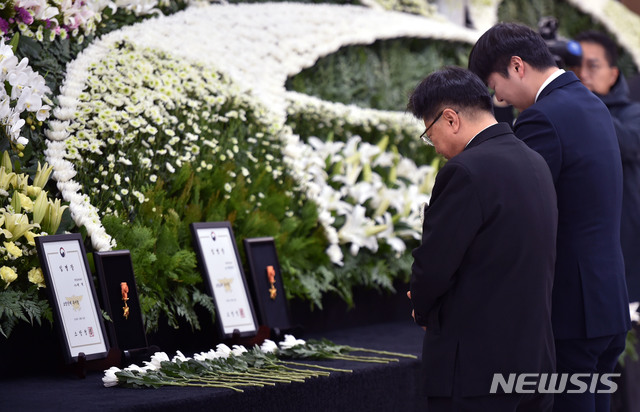 [대구=뉴시스] 배소영 기자 = 6일 대구 계명대학교 동산병원 장례식장 백합원에서 차려진 독도 소방헬기 추락사고 희생자 합동분향소. 2019.12.06.photo@newsis.com