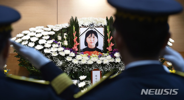 [대구=뉴시스] 배소영 기자 = 6일 대구 계명대학교 동산병원 장례식장 백합원에서 차려진 독도 소방헬기 추락사고 희생자 합동분향소. 2019.12.06. photo@newsis.com