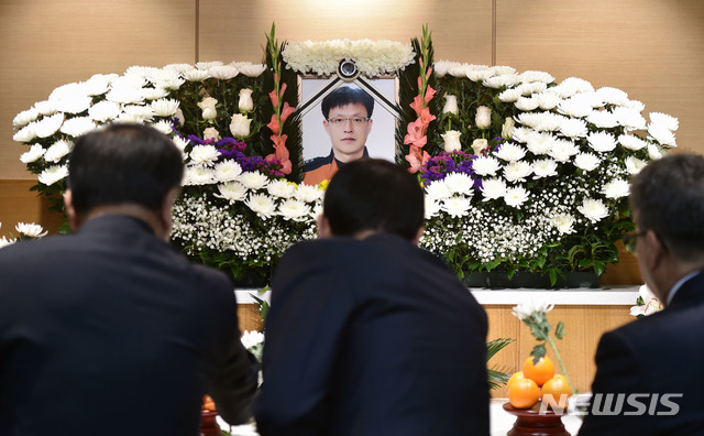 [대구=뉴시스] 이무열 기자 = 6일 오후 진영 행정안전부 장관 등이 대구 계명대학교 동산병원 장례식장 백합원에 마련된 독도 소방헬기 추락 사고 희생자 빈소를 찾아 조문하고 있다. 2019.12.06. lmy@newsis.com