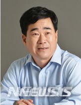  [부산=뉴시스] 허상천 기자 = 정경진 전 부산시 행정부시장이 60세의 나이에 지병으로 5일 세상을 떴다. 빈소는 부산 시민장례식장에 마련됐다. 정 전 부시장의 영결식은 부산 공무원노조 주관으로 오는 9일 오전 9시부터 부산시청 후문 광장에서 엄수된다. 2019.12.06 photo@newsis.com