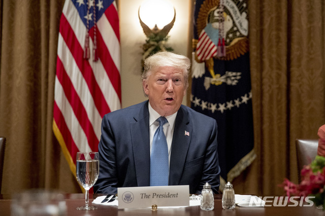 [워싱턴=AP/뉴시스] 5일(현지시간) 도널드 트럼프 미국 대통령이 미국 워싱턴 백악관에서 유엔 안전보장이사회(안보리) 상임이사국 인사들과 만나 인사를 나누고 있다. 2019.12.6.