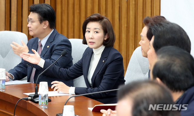 [서울=뉴시스] 이종철 기자 = 나경원 자유한국당 원내대표가 6일 오전 서울 여의도 국회에서 열린 원내대책회의에서 인사말을 하고 있다. 2019.12.06. jc4321@newsis.com
