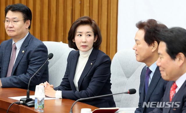 [서울=뉴시스] 이종철 기자  = 나경원 자유한국당 원내대표가 6일 오전 서울 여의도 국회에서 열린 원내대책회의에서 인사말을 하고 있다. 2019.12.06.jc4321@newsis.com