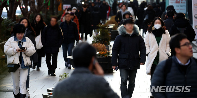 [서울=뉴시스]김선웅 기자 = 서울 아침 최저기온이 영하 11도를 기록하는 등 올 겨울 들어 가장 추운 날씨를 보인 지난 6일 오전 서울 강남역에서 두꺼운 옷을 입은 시민들이 출근을 서두르고 있다. 2019.12.06. mangusta@newsis.com