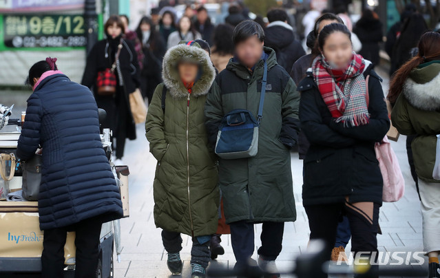 [서울=뉴시스]김선웅 기자 = 서울 아침 최저기온이 영하 11도를 기록하는 등 올 겨울 들어 가장 추운 날씨를 보인 지난 6일 오전 서울 강남역에서 두꺼운 옷을 입은 시민들이 출근을 서두르고 있다. 2019.12.06. mangusta@newsis.com