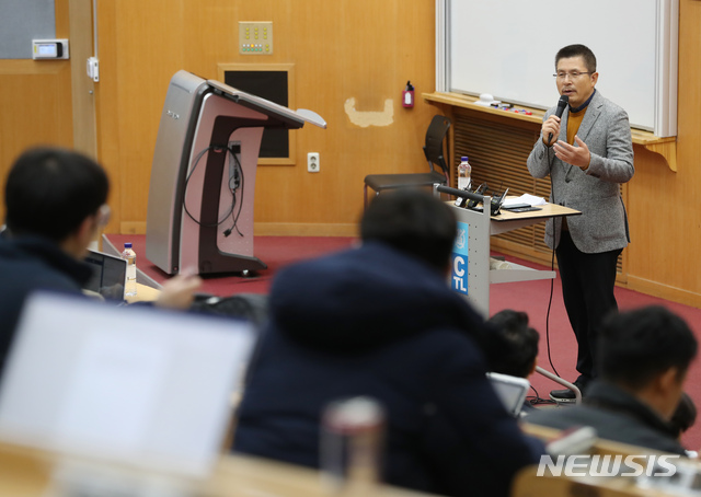 [서울=뉴시스] 고승민 기자 = 황교안 자유한국당 대표가 6일 서울대학교에서 경제학부 학생을 대상으로 특강을 하고 있다. 2019.12.06. kkssmm99@newsis.com