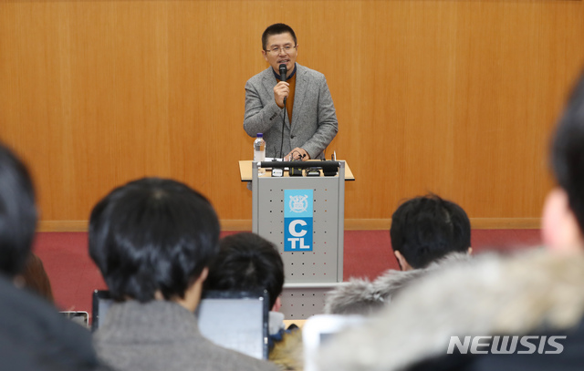 [서울=뉴시스] 고승민 기자 = 황교안 자유한국당 대표가 6일 서울대학교에서 경제학부 학생을 대상으로 특강을 하고 있다. 2019.12.06. kkssmm99@newsis.com