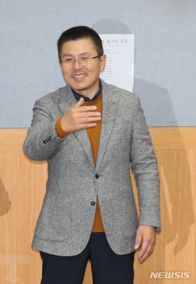 [서울=뉴시스] 고승민 기자 = 황교안 자유한국당 대표가 6일 서울대학교에서 경제학부 학생을 대상으로 특강을 하기 위해 강의실로 들어서고 있다. 2019.12.06.kkssmm99@newsis.com