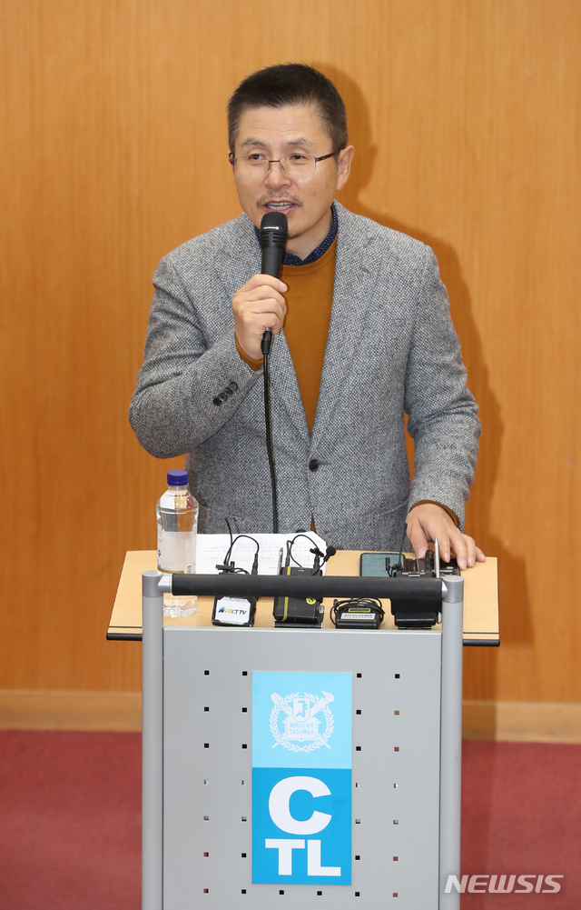 [서울=뉴시스] 고승민 기자 = 황교안 자유한국당 대표가 6일 서울대학교에서 경제학부 학생을 대상으로 특강을 하고 있다. 2019.12.06. kkssmm99@newsis.com