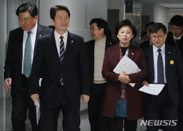 [서울=뉴시스]김명원 기자 = 이인영 더불어민주당 원내대표가 6일 오전 서울 여의도 국회 의원회관에서 열린 확대간부회의에 의원들과 이야기하며 참석하고 있다.&nbsp; 2019.12.06. kmx1105@newsis.com