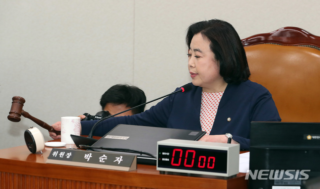 [서울=뉴시스] 이종철 기자 = 박순자 국회 국토교통위원장이 6일 오전 서울 여의도 국회에서 열린 국토교통위원회 전체회의에서 의사봉을 두드리고 있다. 2019.12.06.jc4321@newsis.com