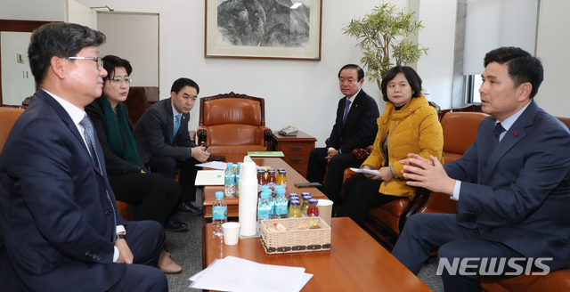 [서울=뉴시스]김명원 기자 = 지상욱 바른미래당 의원이 6일 오전 서울 여의도 국회 운영위원장실에서 열리고 있는 4+1 실무회의에 항의 방문하고 있다. 이날 4+1 실무회의는 전해철 예결위 더불어민주당 간사를 비롯해 채이배 바른미래당 의원, 장병완 대안신당 의원, 이정미 정의당 의원, 박주현 민주평화당 의원 등이 참여해 예산관련 회의를 진행중이었다. 2019.12.06.&nbsp; kmx1105@newsis.com