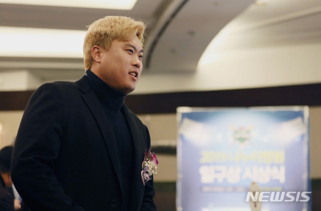 [서울=뉴시스] 김진아 기자 = 메이저리거 류현진이&nbsp; 6일 서울 강남구 리베라호텔에서 열린 2019 나누리병원 일구상 시상식에 참석하고 있다. 2019.12.06.&nbsp; bluesoda@newsis.com