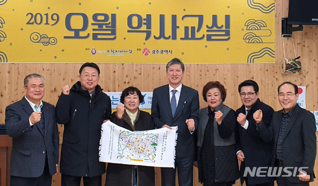 [광주=뉴시스] 변재훈 기자 = 노태우 전 대통령의 장남 노재헌(가운데)씨가 5일 광주 남구 오월어머니집을 찾아 5·18민주화운동 피해자들에게 사죄했다. (사진=독자제공). 2019.12.06.  photo@newsis.com 