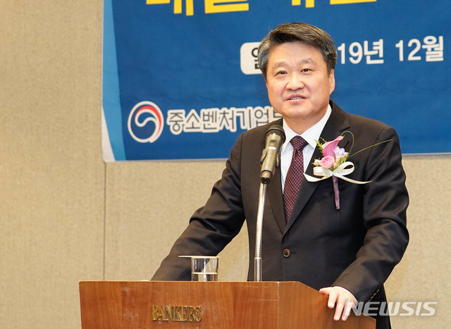 [서울=뉴시스] 김학도 중소벤처기업부 차관이 6일 오전 서울 중구 은행연합회관 뱅커스클럽에서 열린 '매출채권보험 유공자 시상 및 고객 초청 워크숍'에 참석해 축사를 하고 있다. (사진=중소벤처기업부 제공) 2019.12.06.photo@newsis.com