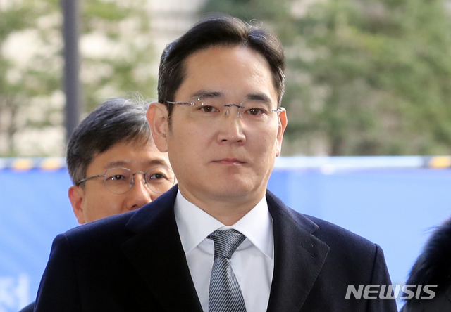 [서울=뉴시스] 전진환 기자 = 이재용 삼성전자 부회장이 6일 오후 서울 서초구 서울고등법원에서 열리는 '국정농단' 파기환송심 공판에 출석하고 있다. 2019.12.06.&nbsp;&nbsp;&nbsp;&nbsp; amin2@newsis.com