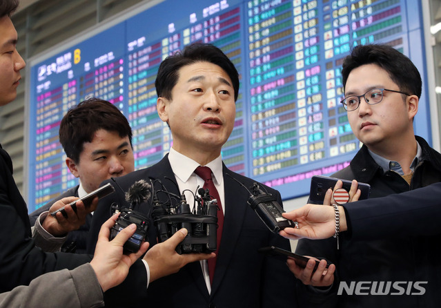 [인천공항=뉴시스]홍효식 기자 = 이호현 산업부 무역정책관이 한·일 수출관리정책대화 국장급 준비회의를 마치고 6일 오후 인천국제공항을 통해 귀국해 취재진 질문에 답하고 있다. 2019.12.06.&nbsp; yesphoto@newsis.com