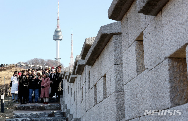 [서울=뉴시스]김병문 기자 = 서경덕 성신여대 교수가 6일 오후 서울 중구 백범광장에서 열린 한양도성 글로벌 홍보 행사에 참석해 그룹 뉴이스트 아론, 배우 이세영, 외국인 50여명에게 복원구간에 대해 설명하고 있다. 2019.12.06. dadazon@newsis.com