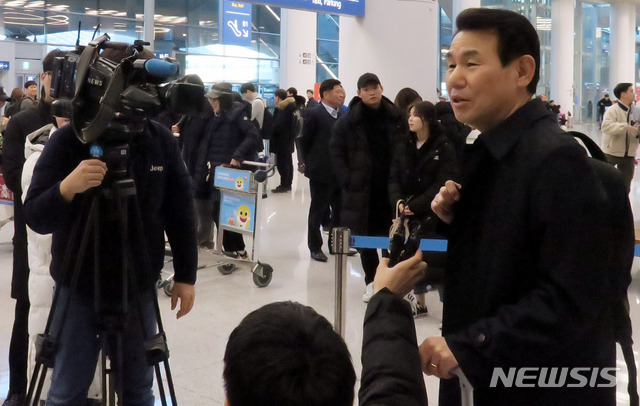 [인천공항=뉴시스] 고범준 기자 = 정은보 한·미 방위비분담협상대사가 미국 워싱턴D.C에서 열린 11차 한·미 방위비분담금특별협정(SMA) 체결을 위한 4차 회의를 마치고 6일 인천공항에 귀국하고 있다. 2019.12.06. bjko@newsis.com