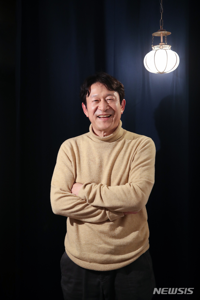 [서울=뉴시스]조수정 기자 = 배우 김응수가 6일 서울 강남구 한 스튜디오에서 뉴시스와 인터뷰 하고 있다. 2019.12.07. chocrystal@newsis.com