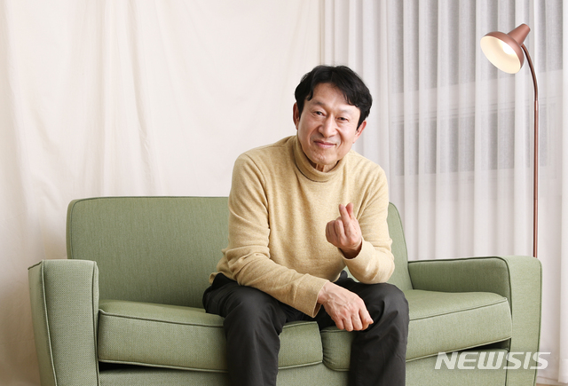 [서울=뉴시스]조수정 기자 = 배우 김응수가 6일 서울 강남구 한 스튜디오에서 뉴시스와 인터뷰 하고 있다. 2019.12.07. chocrystal@newsis.com