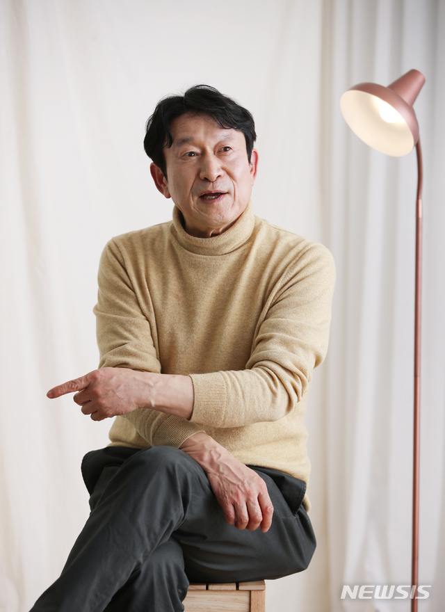 [서울=뉴시스]조수정 기자 = 배우 김응수가 6일 서울 강남구 한 스튜디오에서 뉴시스와 인터뷰 하고 있다. 2019.12.07. chocrystal@newsis.com