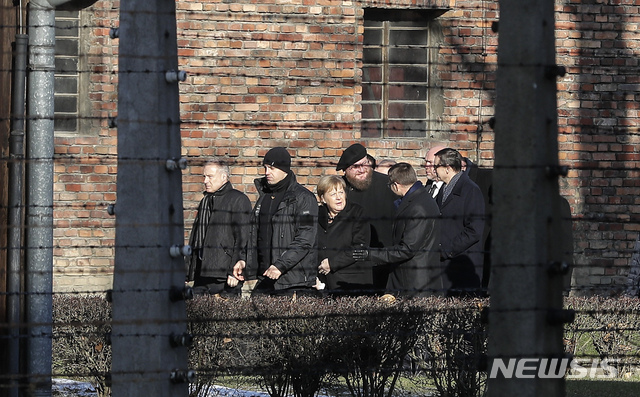 메르켈, 아우슈비츠 처음 찾아…잔존물 보존에 1400억원 헌금 