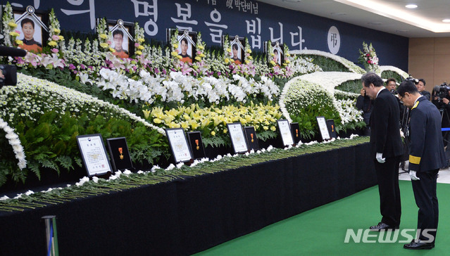 [대구=뉴시스] 이무열 기자 = 7일 오전 이낙연 국무총리 등이 대구 계명대학교 동산병원 장례식장 백합원에 마련된 독도 소방헬기 추락사고 합동분향소를 찾아 조문하고 있다. 2019.12.07. lmy@newsis.com