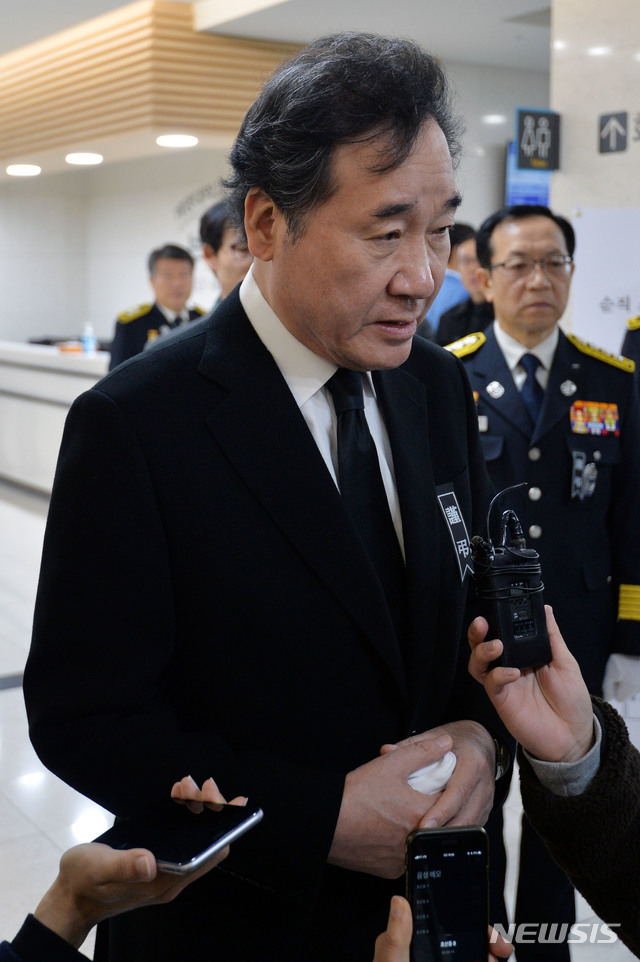 [대구=뉴시스] 이무열 기자 = 7일 오전 이낙연 국무총리 등이 대구 계명대학교 동산병원 장례식장 백합원에 마련된 독도 소방헬기 추락사고 희생자 빈소를 찾아 조문한 뒤 취재진의 질문에 답하고 있다. 2019.12.07. lmy@newsis.com