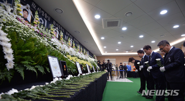 [대구=뉴시스] 이무열 기자 = 7일 오전 권영진 대구시장, 이철우 경북도지사, 강은희 대구시교육감 등이 대구 계명대학교 동산병원 장례식장 백합원에 마련된 독도 소방헬기 추락사고 합동분향소를 찾아 조문하고 있다. 2019.12.07. lmy@newsis.com