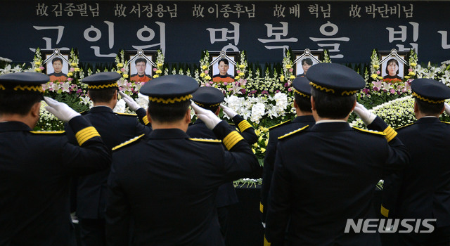 [대구=뉴시스] 이무열 기자 = 7일 오전 이지만 대구 소방안전본부장 등이 대구 계명대학교 동산병원 장례식장 백합원에 마련된 독도 소방헬기 추락사고 희생자 합동분향소를 찾아 조문하고 있다. 2019.12.07. lmy@newsis.com