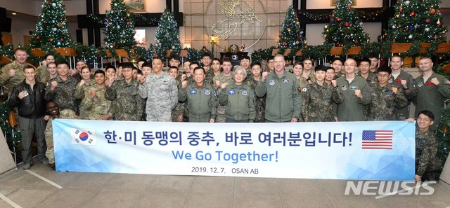 [서울=뉴시스] 박대로 기자 = 강경화 외교장관은 연말을 맞아 국군 및 주한미군 장병들을 격려하기 위해 7일 한국 공군작전사령부와 美7공군사령부가 나란히 위치한 오산 공군기지를 방문하고 있다. 2019.12.07. (사진=외교부 제공)