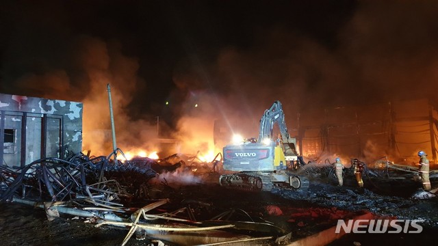 [칠곡=뉴시스]김정화 기자 = 7일 오후 12시2분께 경북 칠곡군 가산면의 한 플라스틱 파레트 제조공장에서 화재가 발생해 공장 14개동 중 10개동이 전소됐다. 2019.12.07. jungk@newsis.com