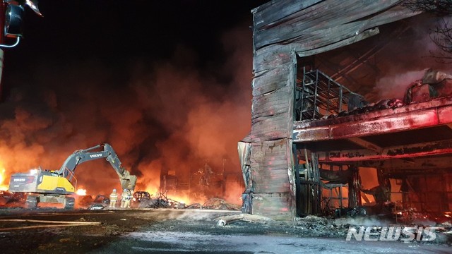 [칠곡=뉴시스]김정화 기자 = 7일 오후 12시2분께 경북 칠곡군 가산면의 한 플라스틱 파레트 제조공장에서 화재가 발생해 공장 14개동 중 10개동이 전소됐다. 2019.12.07. jungk@newsis.com