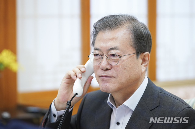 [서울=뉴시스]문재인 대통령이 7일 청와대에서 도널드 트럼프 미국 대통령과 전화 통화를 하고 있다. 문 대통령은 한반도 평화 프로세스를 진전시켜 나가기 위한 방안에 대해 트럼프 대통령과 심도 깊은 대화를 나눴다. (사진=청와대 제공) 2019.12.07. photo@newsis.com