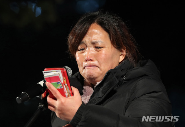 [서울=뉴시스] 고범준 기자 = 고(故) 김용균노동자 1주기 추모대회가 열린 지난 7일 서울 종로구 보신각 앞에서 김용균 씨의 어머니 김미숙 씨가 아들에게 보내는 편지를 읽으며 눈물을 흘리고 있다. 2019.12.07. bjko@newsis.com