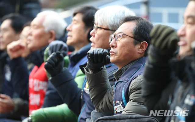 [서울=뉴시스] 고범준 기자 = 고(故) 김용균노동자 1주기 추모대회가 열린 지난 7일 오후 서울 종로구 보신각 앞에서 김명환 민주노총 위원장을 비롯한 참석자들이 구호를 외치고 있다. 2019.12.07. bjko@newsis.com