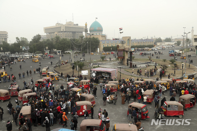 [ 바그다드= AP/뉴시스]시위대 피습 현장에 7일 다시 모인 바그다드 시민들.